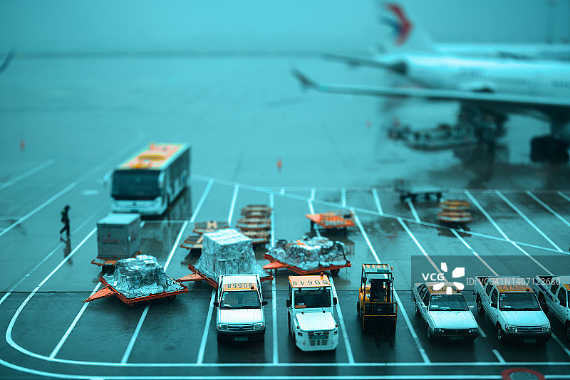 雨天里的机场图片素材