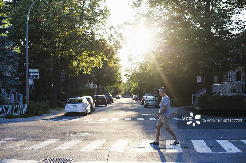 男子过马路图片素材