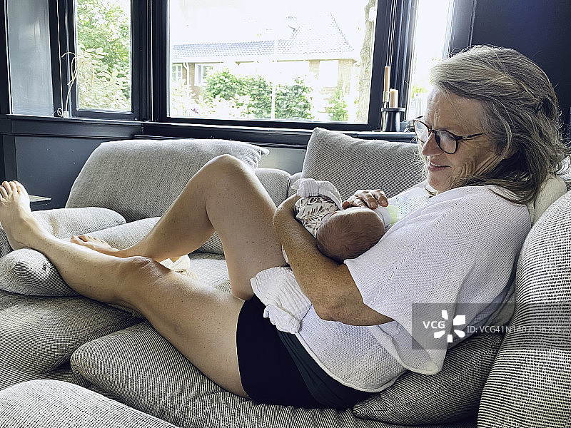 老奶奶喂刚出生的孙子图片素材