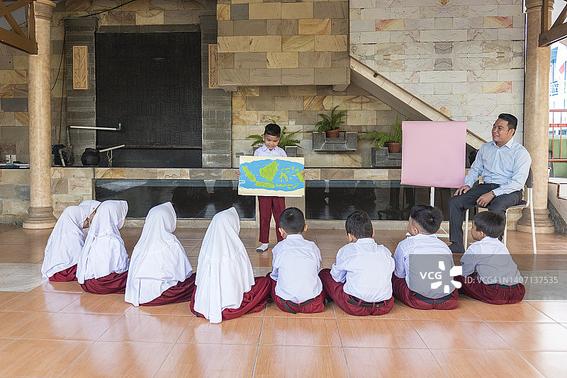 小男孩在课堂上介绍印度尼西亚地图图片素材