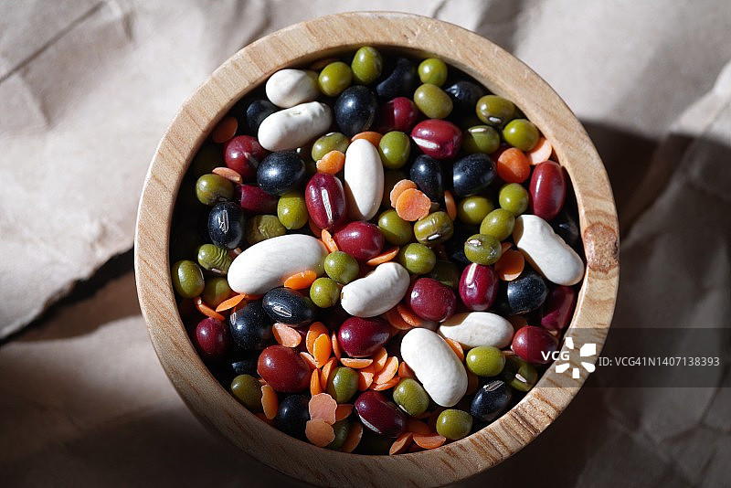 木碗中色彩缤纷的健康混合豆俯视图图片素材