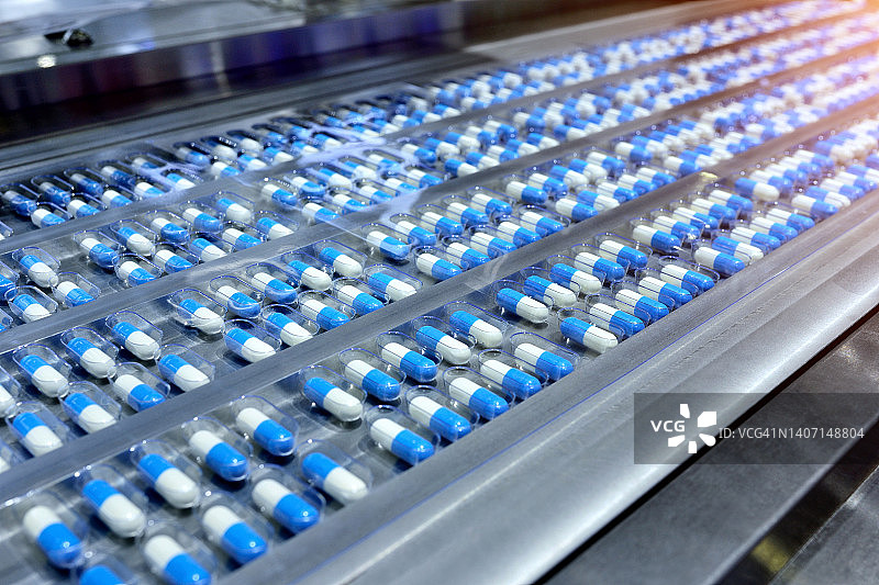 生产线上的胶囊和药丸图片素材