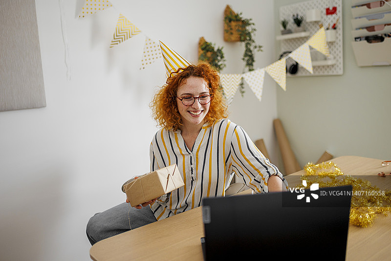 年轻女子在办公室庆祝生日图片素材