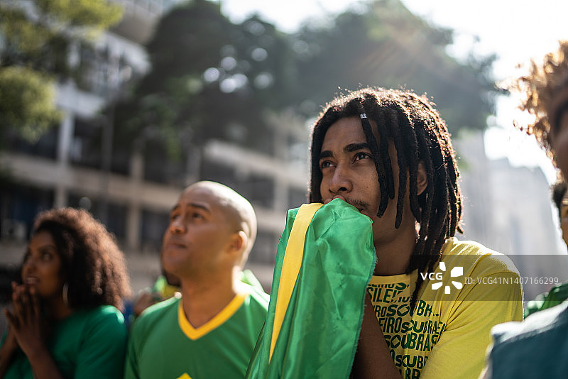 在户外观看足球比赛的巴西球迷图片素材