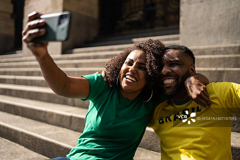 在户外用手机自拍的巴西球迷图片素材