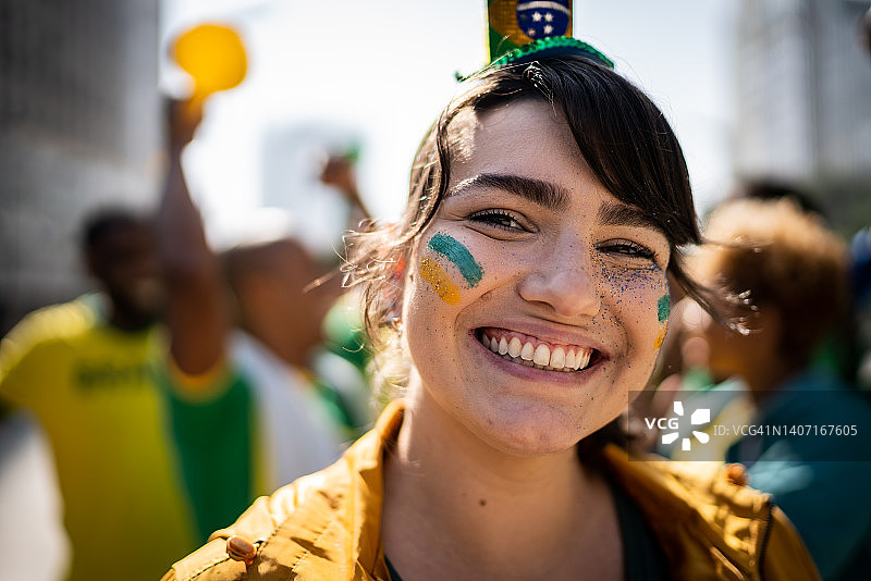 为国家队欢呼的年轻女人肖像图片素材