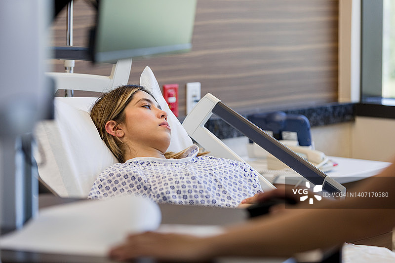 躺在医院病床上的女病人图片素材