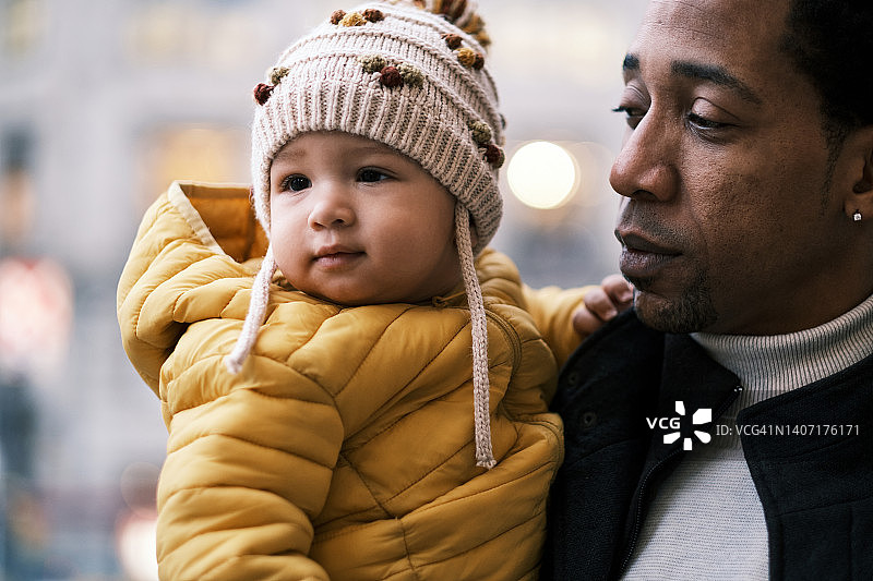 父亲抱着他的小儿子，一起在户外散步图片素材