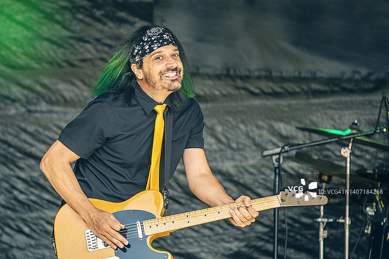 笑容满面的吉他手现场表演图片素材