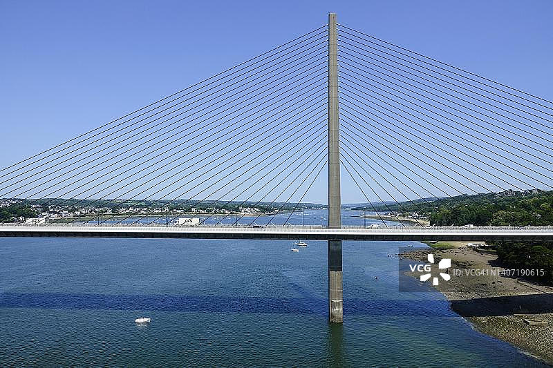 从阿尔贝-卢佩桥眺望伊鲁瓦兹桥N165,连接普卢加斯泰尔-达乌拉斯与布雷斯特,横跨埃洛恩河,流向布雷斯特湾,菲尼斯泰尔省,布列塔尼地区,法国图片素材