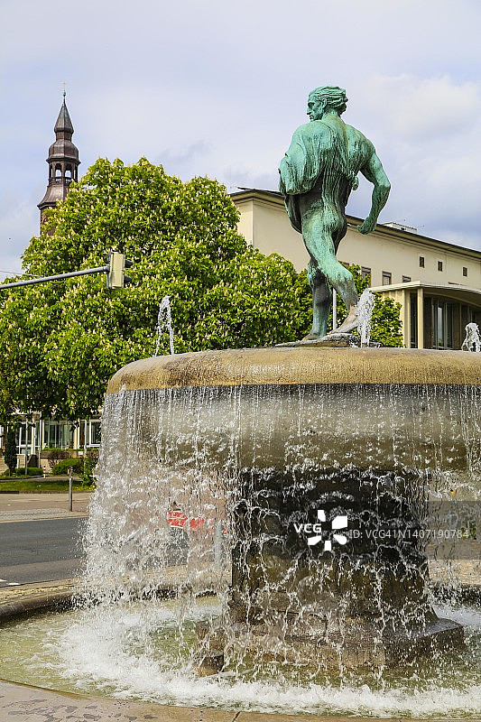 德国下萨克森州汉诺威市的杜威喷泉和卡伦伯格新城以及圣约翰尼斯教堂塔楼图片素材