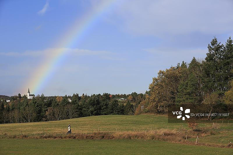 德国北莱茵-威斯特法伦州埃斯魏勒附近田野和林地上的彩虹图片素材