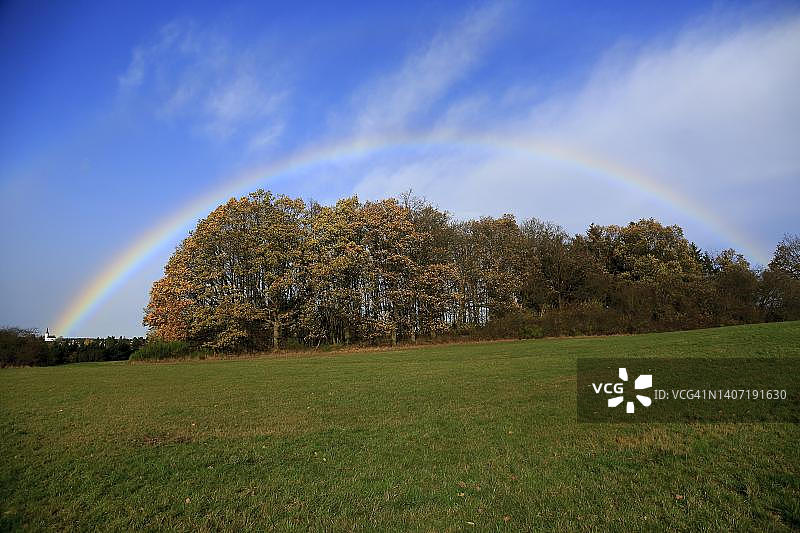 德国北莱茵-威斯特法伦州埃斯魏勒附近田野和林地上的彩虹图片素材