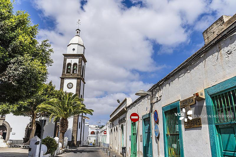 西班牙加那利群岛兰萨罗特岛阿雷西费市中心的历史悠久的圣吉内斯教区图片素材