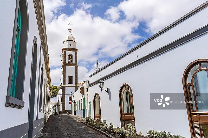 西班牙加那利群岛兰萨罗特岛阿雷西费市中心的历史悠久的圣吉内斯教区图片素材