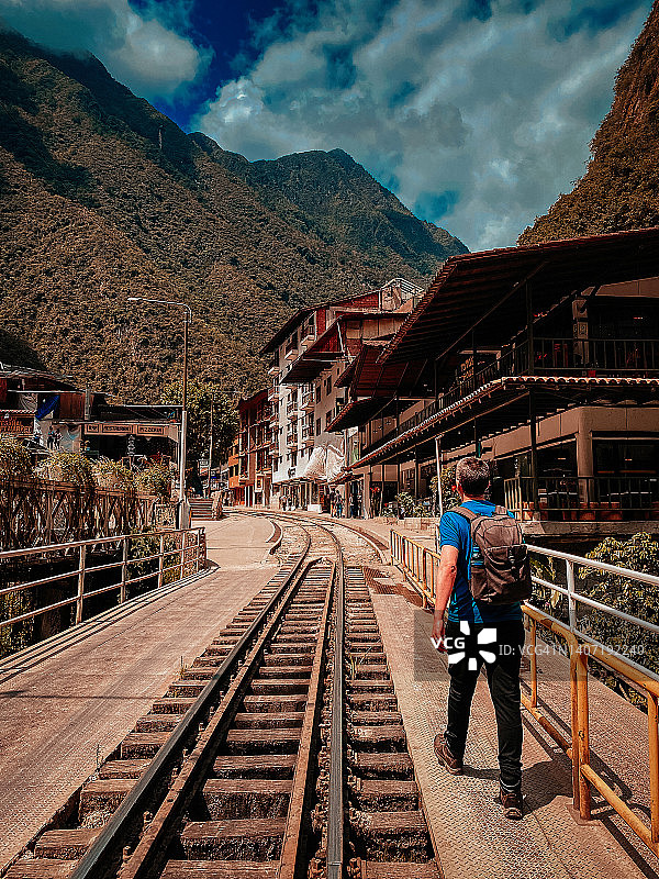 背包客步行穿过马丘比丘镇图片素材
