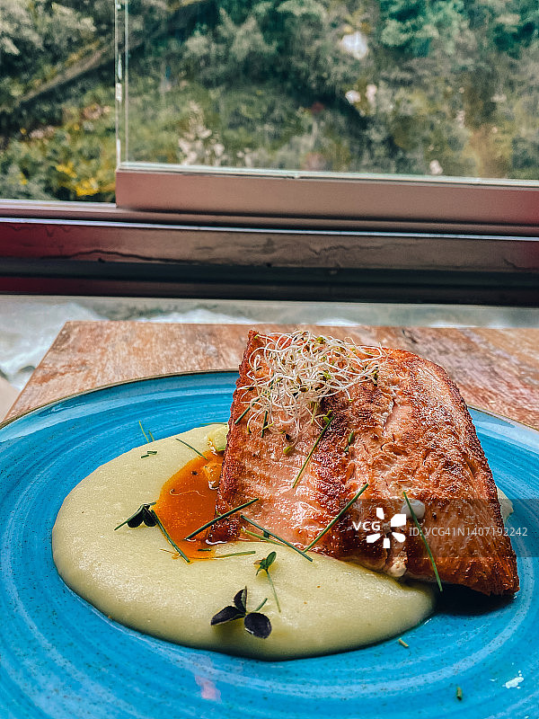 搭配果泥的美食鱼肴图片素材