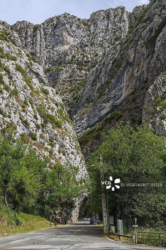法国圣欧班峡谷的起始段窄路图片素材