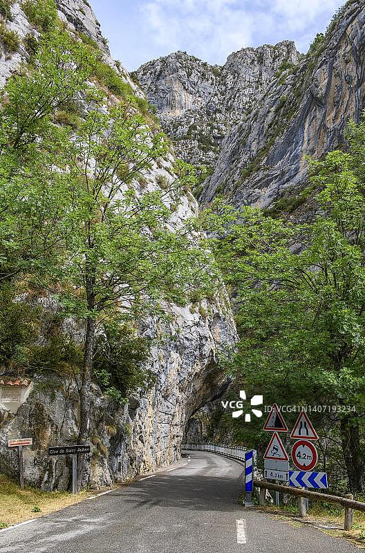 交通标志：狭窄道路入口处的警告标志，圣欧班线，悬挑岩石，阳台路，圣欧班，滨海阿尔卑斯省，普罗旺斯-阿尔卑斯-蓝色海岸大区，法国图片素材