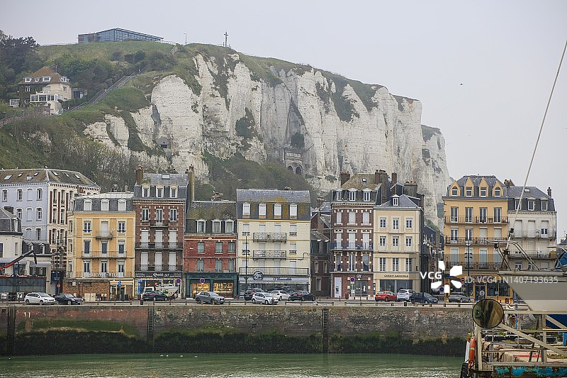 法国诺曼底塞纳-马恩省勒特雷波尔的沿海村庄，位于英吉利海峡布雷勒河口，拥有欧洲最高的白垩悬崖图片素材