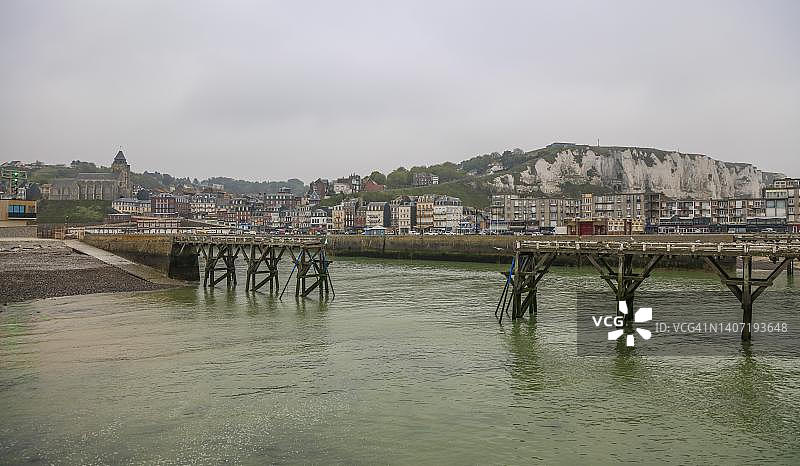 法国诺曼底滨海塞纳省勒特雷波尔的海岸村庄，位于英吉利海峡布雷勒河口，有欧洲最高的白垩悬崖和圣雅克教堂图片素材