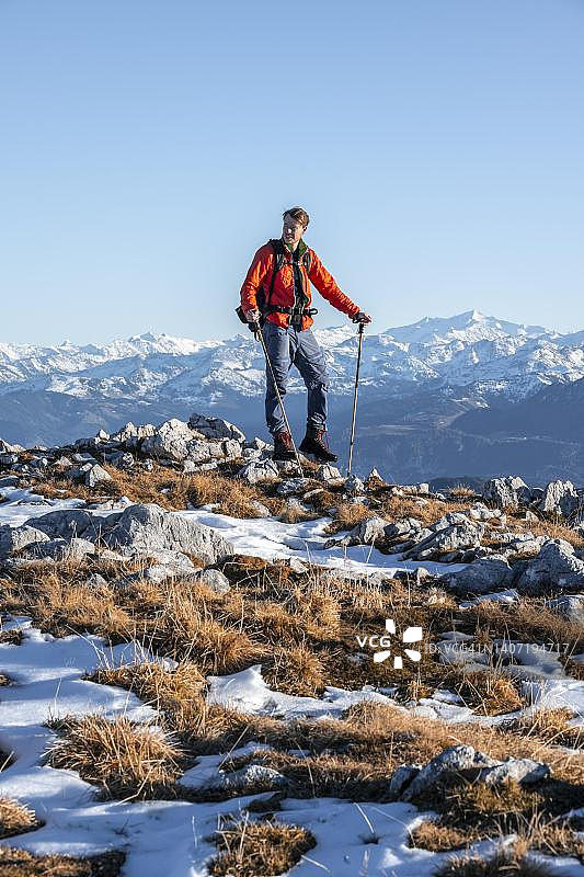 登山者在奥地利蒂罗尔勃兰登堡阿尔卑斯山古费尔特施泰因的徒步路线上欣赏山景图片素材