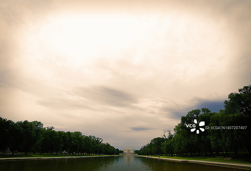 阴天下的林肯纪念堂和倒影池，华盛顿特区图片素材