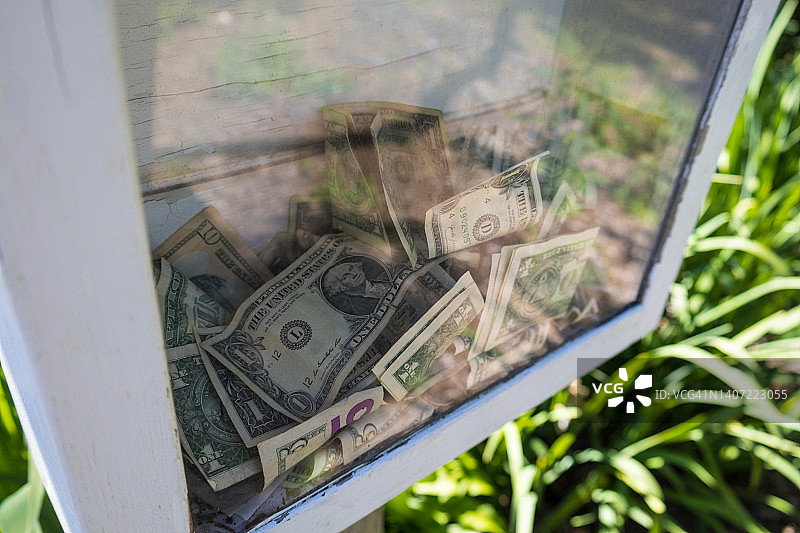经济：玻璃现金捐款箱图片素材
