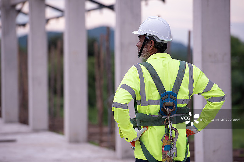 建筑工人佩戴的安全绳图片素材