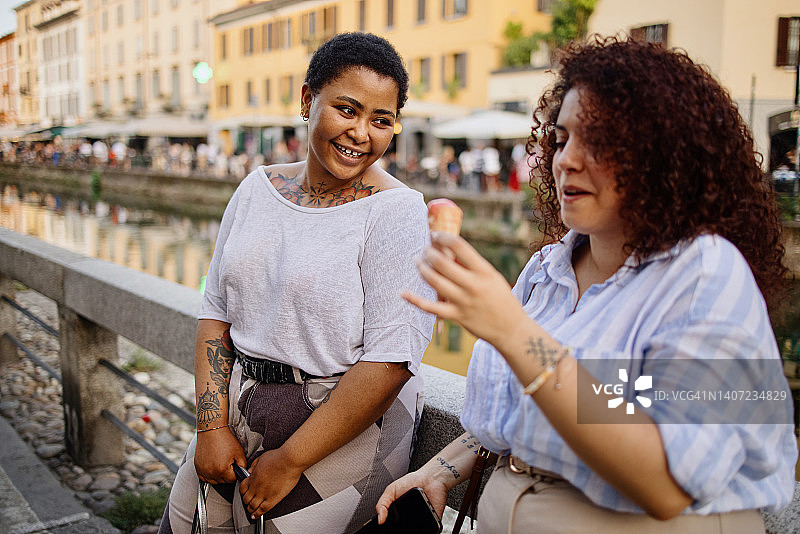 一起玩乐的多元文化女性好友图片素材