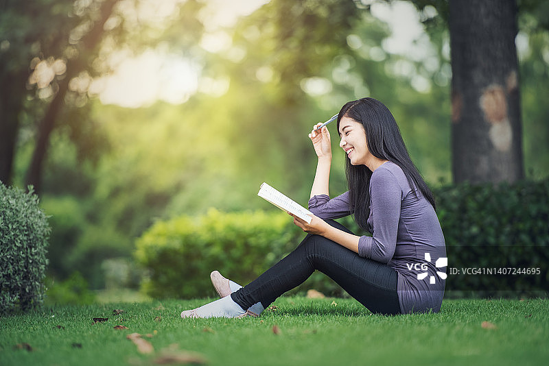 在公园户外读书的女大学生图片素材