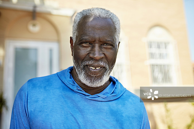 户外肖像胡子黑人男子在70年代初图片素材