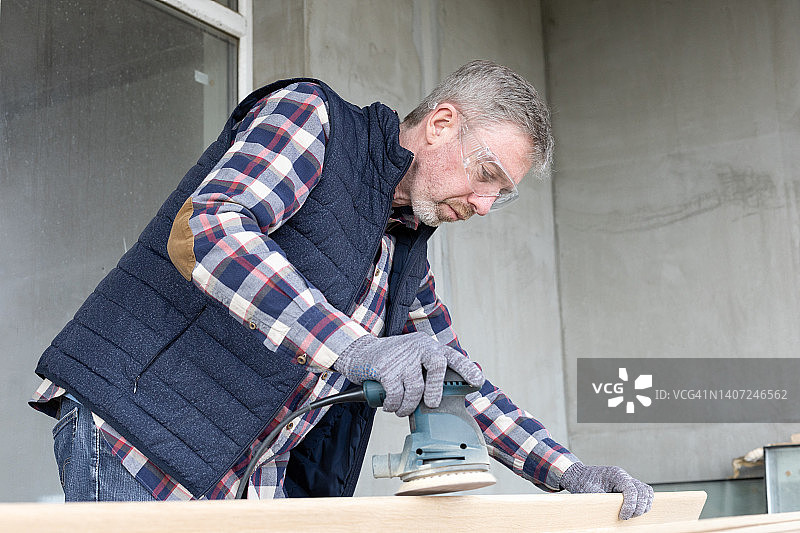 在房子里做建筑工作的50岁男人图片素材