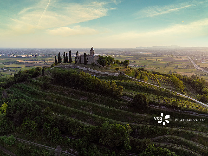 意大利伦巴第大区古萨戈圣母教堂山顶风光图片素材