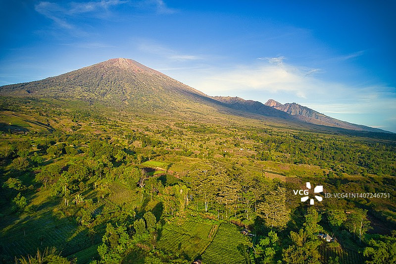 印度尼西亚龙目岛东部塞姆巴伦山和林贾尼火山图片素材