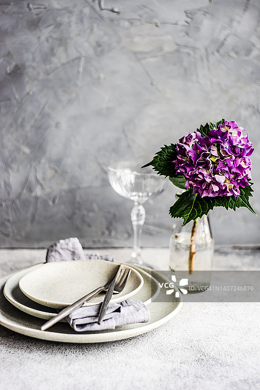 花瓶中紫色绣球花的餐桌布置图片素材
