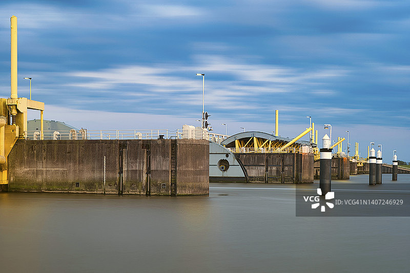 德国下萨克森州东弗里西亚埃姆斯河上的埃姆斯河障碍图片素材