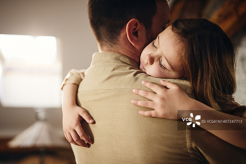 在父亲怀里熟睡图片素材