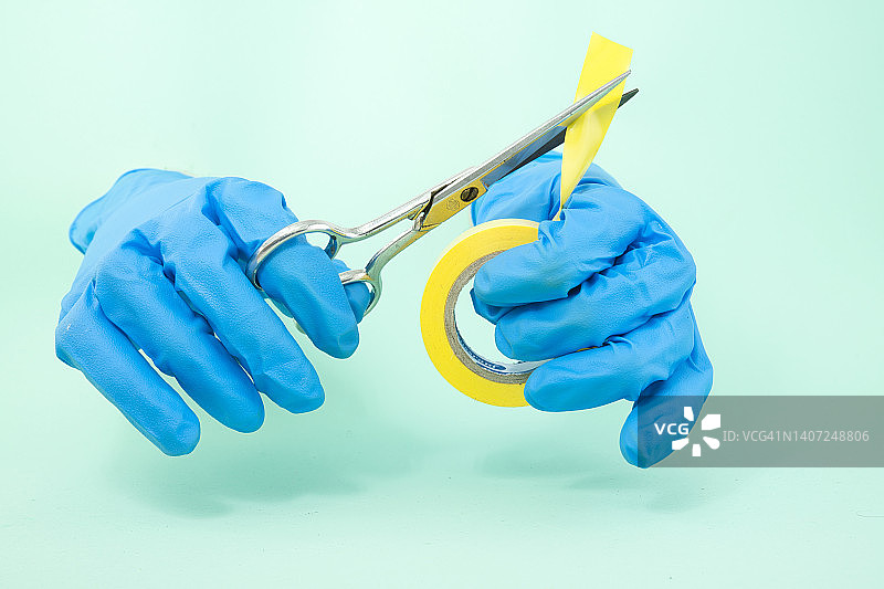 用剪刀剪透明胶带图片素材