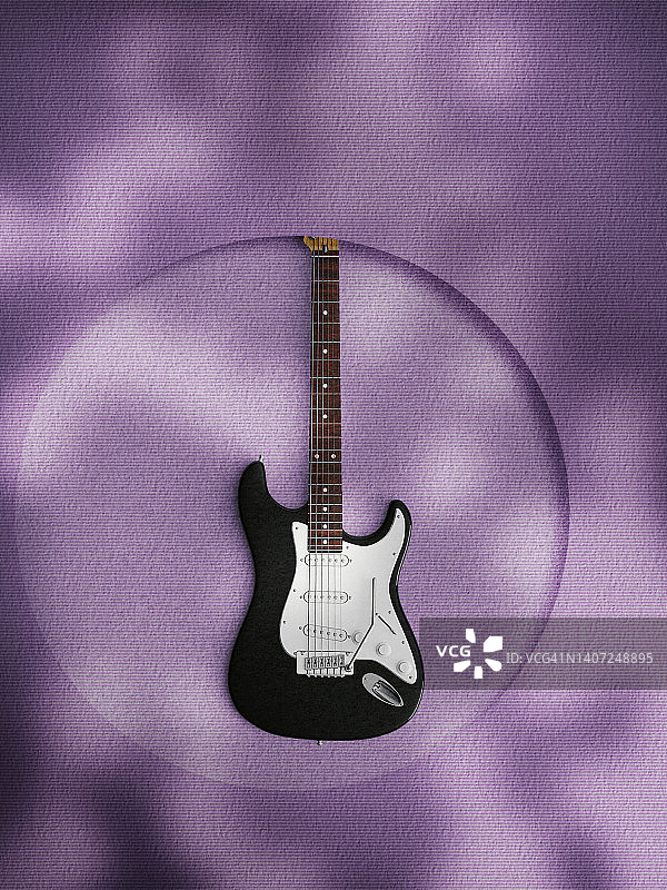 紫色背景下的电吉他与阴影图片素材