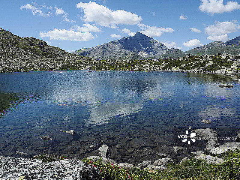 瑞士格劳宾登州苏雷塔湖岸边景色图片素材