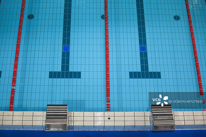 等待比赛的游泳池图片素材