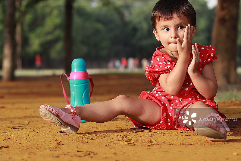 宝宝在泥土中玩耍图片素材
