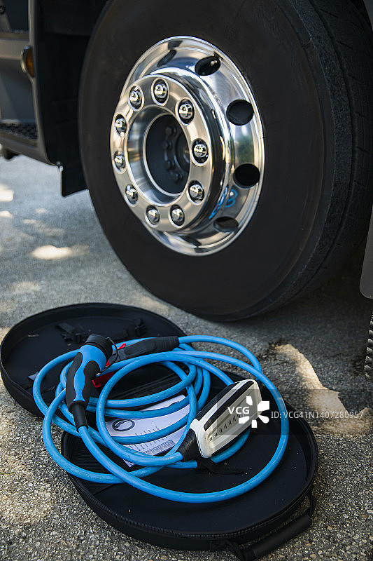 电动卡车车轮旁的充电器图片素材