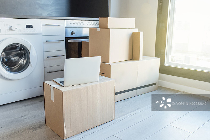 杂物间纸箱上的笔记本电脑图片素材