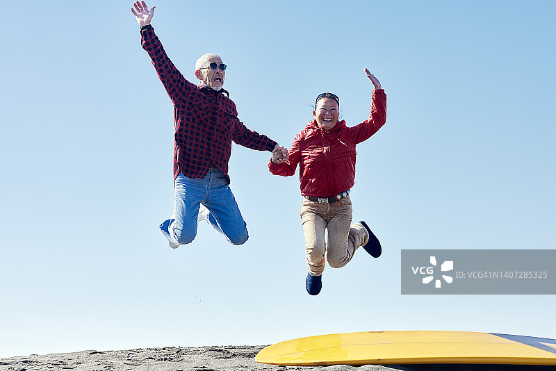 老年人在海滩上享受充满乐趣的一天图片素材