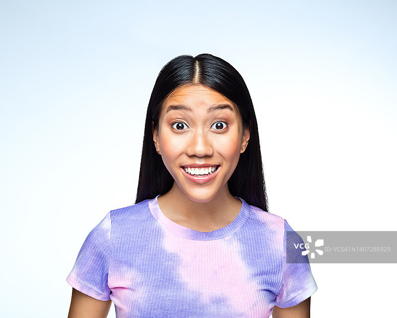 惊讶的年轻女子图片素材