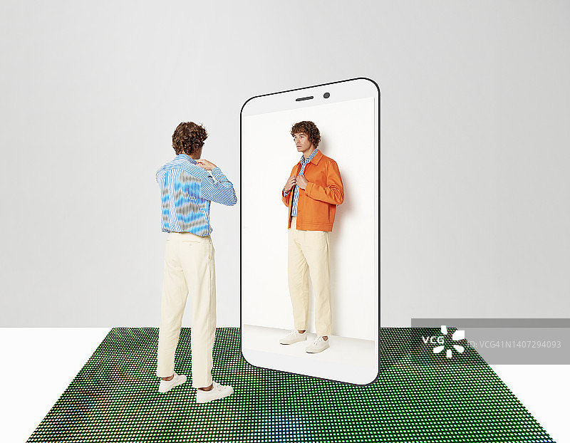 男人和他的虚拟形象在元宇宙中试穿衣服图片素材