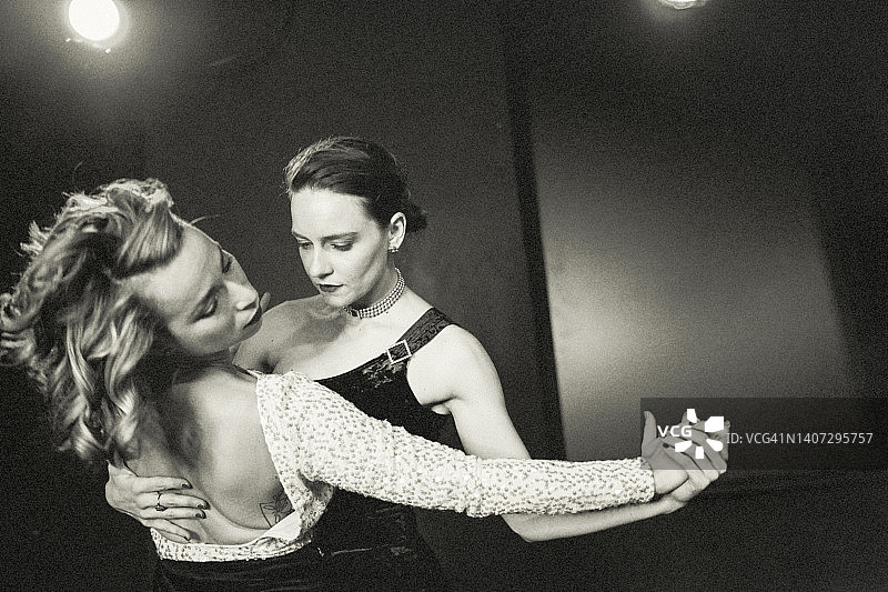 跳探戈的女人图片素材