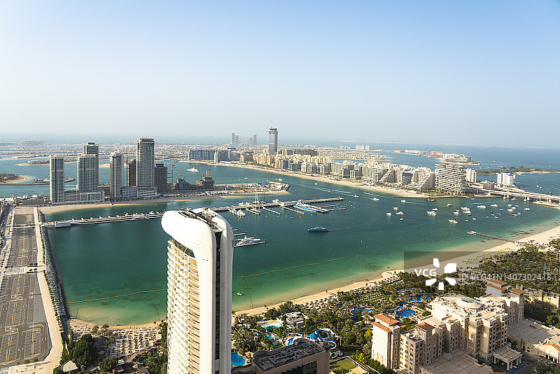阿拉伯联合酋长国迪拜朱美拉棕榈岛和海港鸟瞰图图片素材